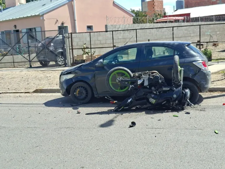Murió el motociclista que chocó contra un auto estacionado en Km. 8