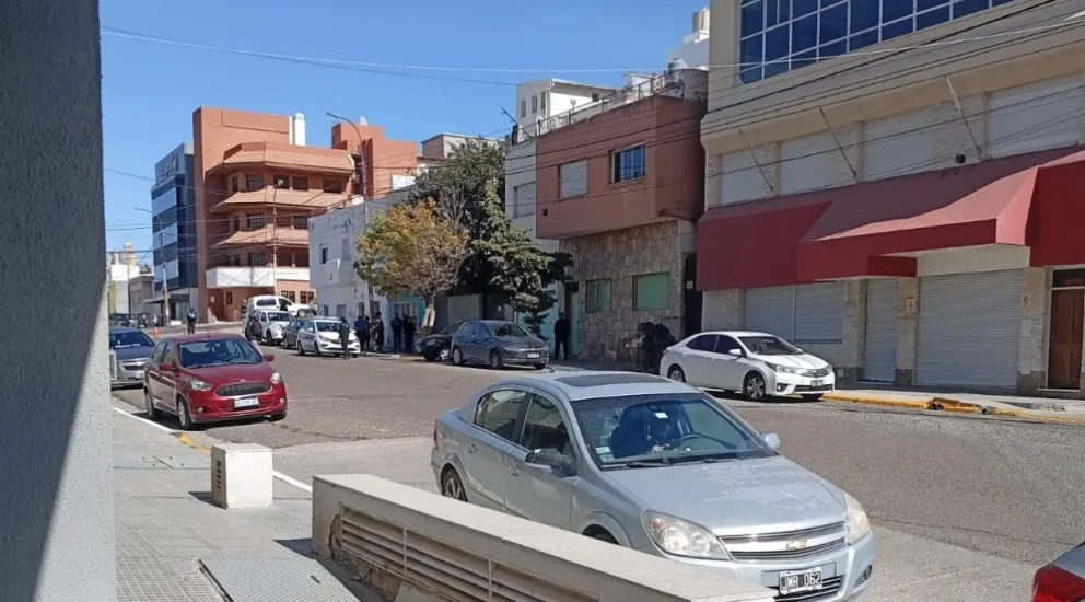 Un hombre murió este miércoles por la tarde en plena vía pública en Comodoro Rivadavia, en la zona de avenida España, pasando Rawson
